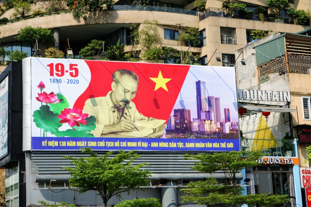 Tấm áp phích lớn tại nút giao thông Xã Đàn-Ô Chợ Dừa.